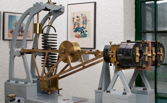 <em>Le sismomètre Galitzine vertical ©JdS</em>